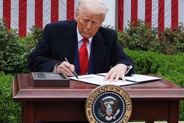 Trump Signs Law For Full Release of Epstein Case Files