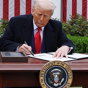 Trump Signs Law For Full Release of Epstein Case Files