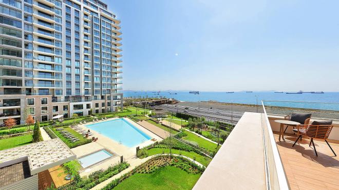 2+1 apartment with sea view in Istanbul