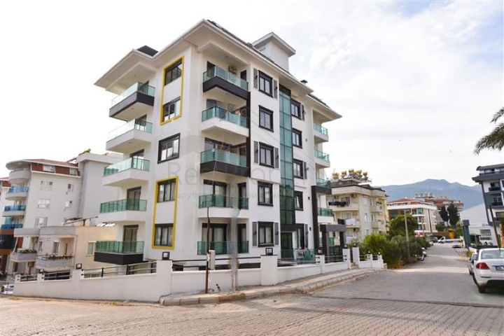 1+1 apartment in an attractive complex in Tosmur district 