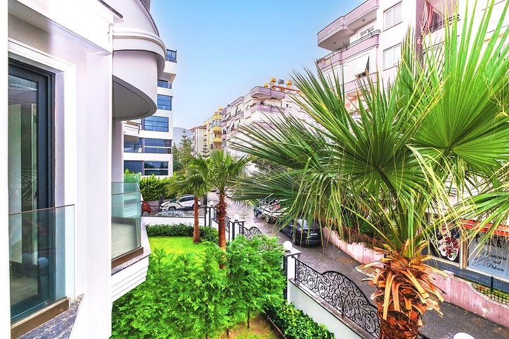 Apartment in a premium complex on the first line 