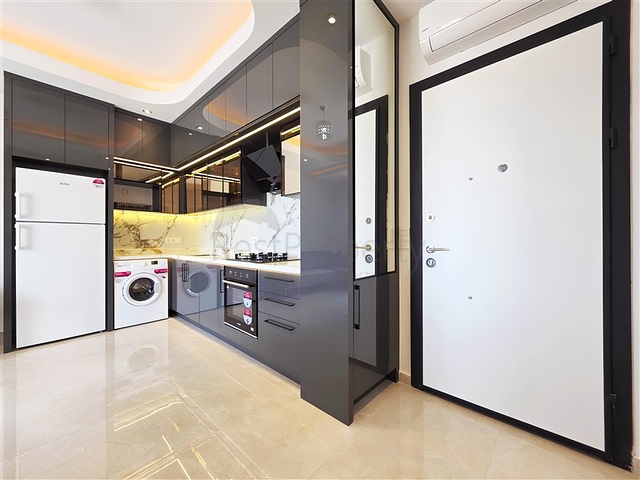 1+1 sea view apartment in the center of Alanya