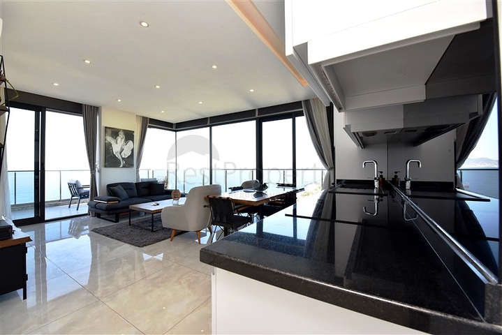 Two-bedroom apartment with panoramic sea view