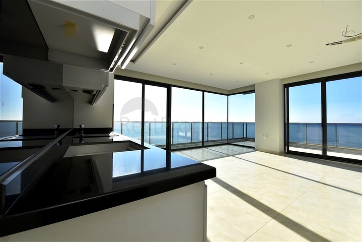 2+1 apartment with panoramic sea view in Mahmutlar area