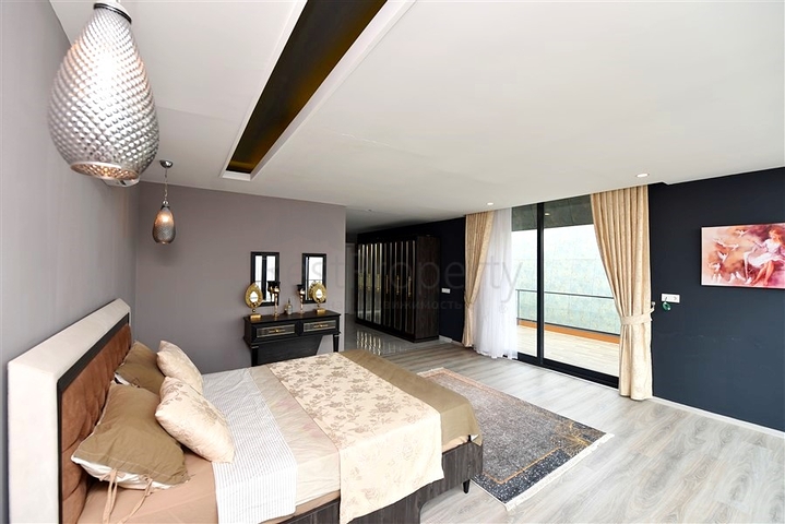 5+1 villa in the central area of Alanya