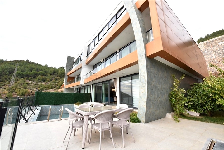 5+1 villa in the central area of Alanya