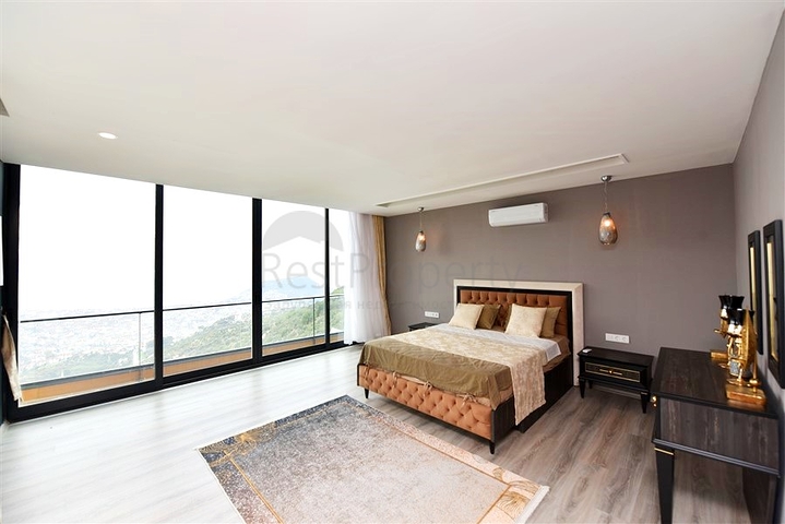 5+1 villa in the central area of Alanya