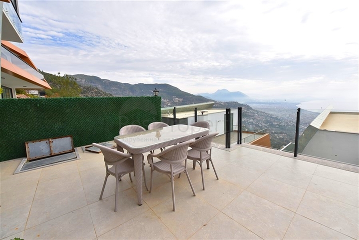5+1 villa in the central area of Alanya
