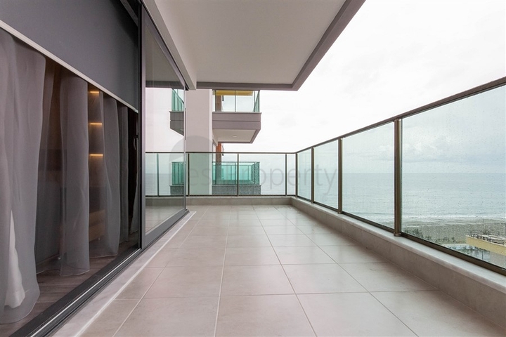 Furnished 2+1 apartment on the first coastline in Mahmutlar