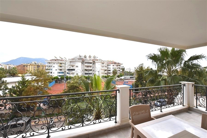 2+1 apartment in a top complex in the center of Alanya