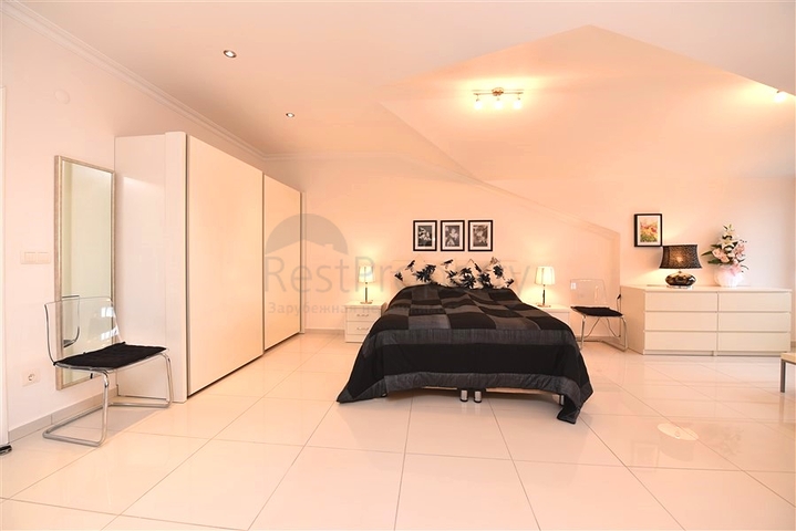 7+1 apartment with separate kitchen in Jikjili district