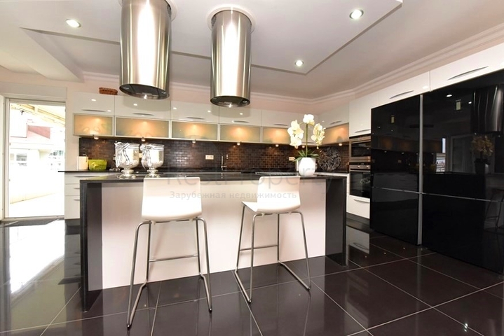 7+1 apartment with separate kitchen in Jikjili district