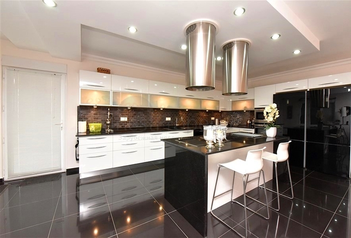 7+1 apartment with separate kitchen in Jikjili district