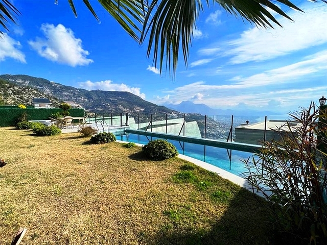 5+1 villa with stunning views of Alanya