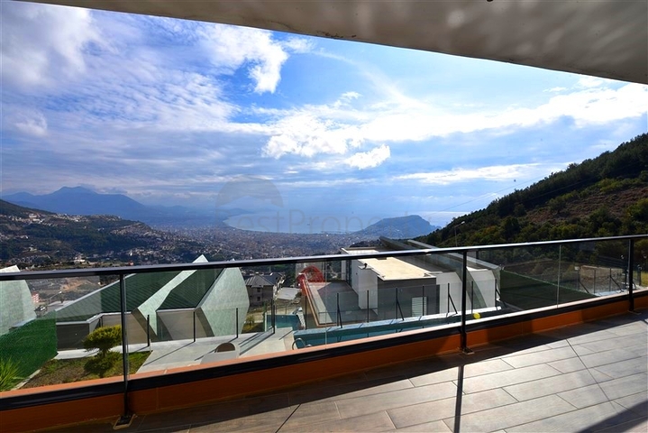 5+1 villa with stunning views of Alanya