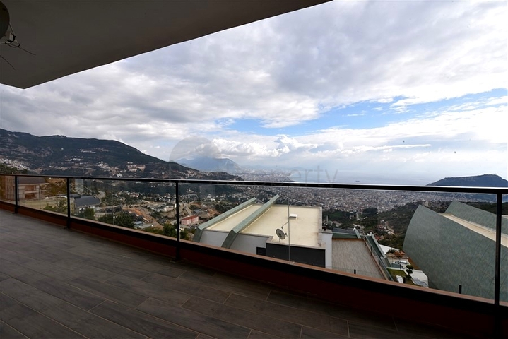 Three-storey 5+1 villa in the very center of Alanya