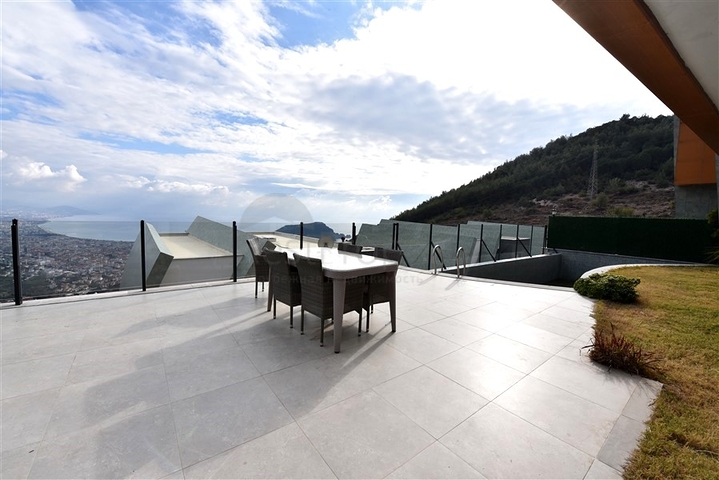 Three-storey 5+1 villa in the very center of Alanya