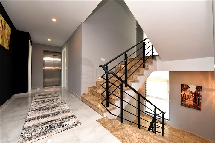 Three-storey 5+1 villa in the very center of Alanya