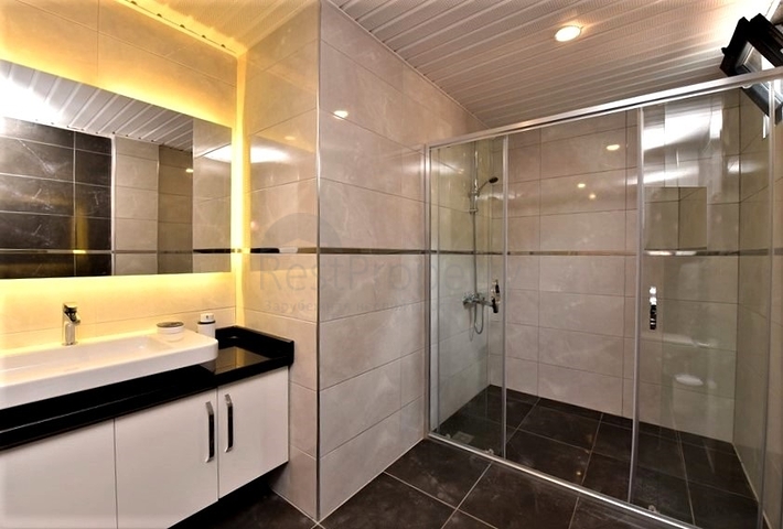 Three-storey 5+1 villa in the very center of Alanya