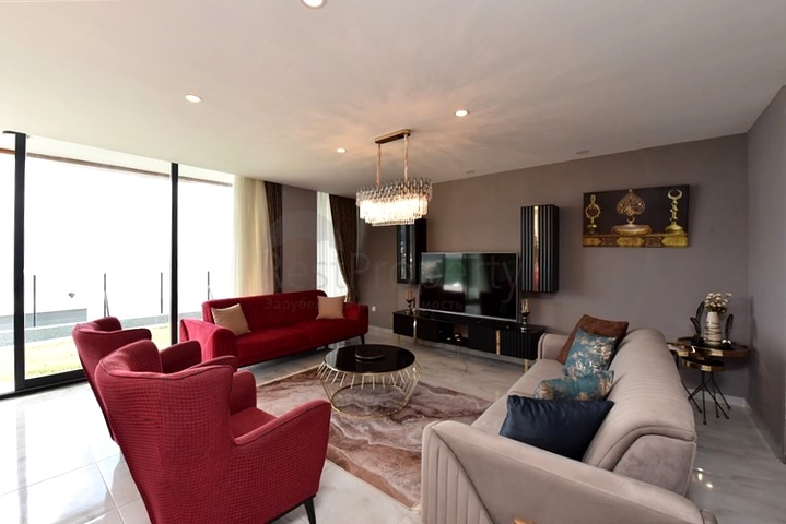 Three-storey 5+1 villa in the very center of Alanya