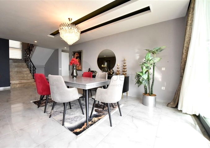 Three-storey 5+1 villa in the very center of Alanya