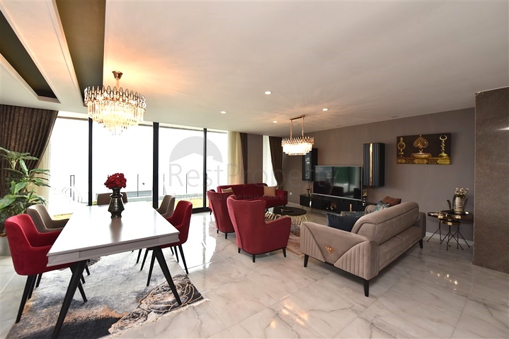 Three-storey 5+1 villa in the very center of Alanya