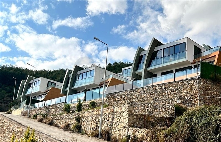 Three-storey 5+1 villa in the very center of Alanya