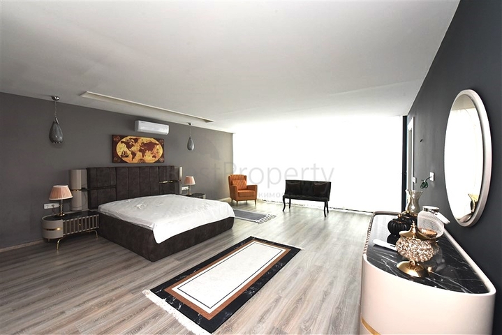 Three-storey 5+1 villa in the very center of Alanya