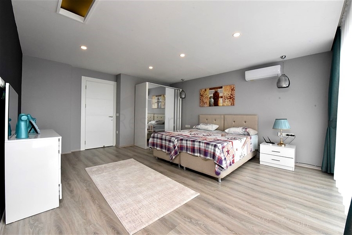 Three-storey 5+1 villa in the very center of Alanya