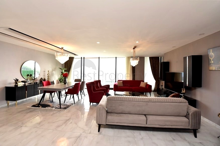 Three-storey 5+1 villa in the very center of Alanya