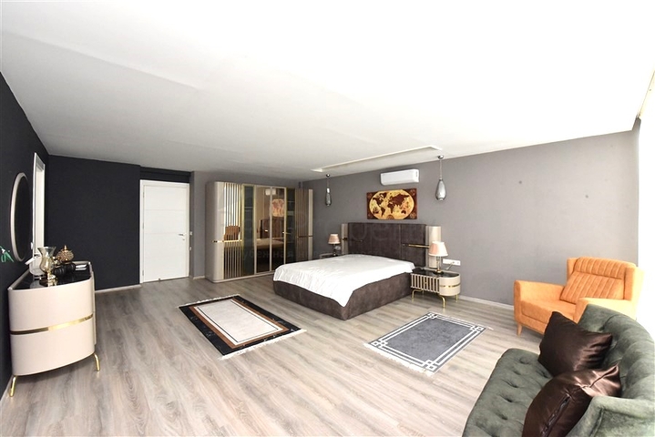 Three-storey 5+1 villa in the very center of Alanya