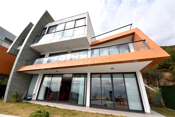 Three-storey 5+1 villa in the very center of Alanya