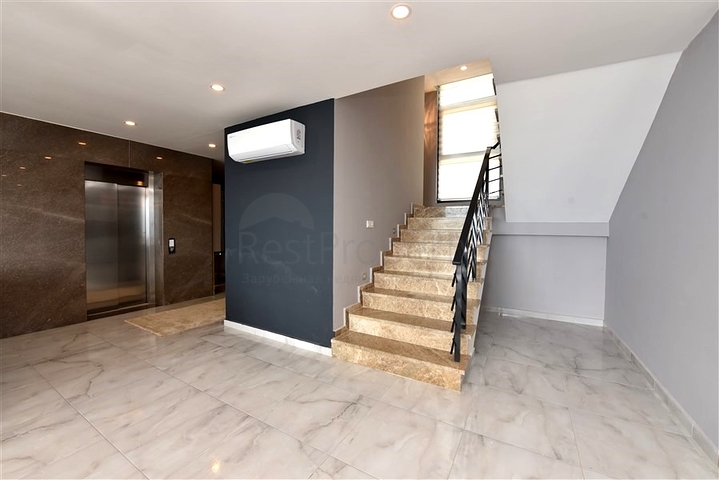 Three-storey 5+1 villa in the very center of Alanya