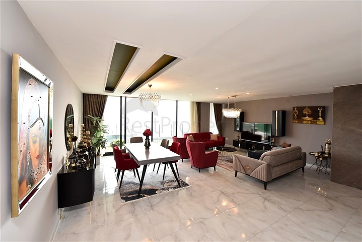 Three-storey 5+1 villa in the very center of Alanya