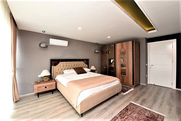 Three-storey 5+1 villa in the very center of Alanya