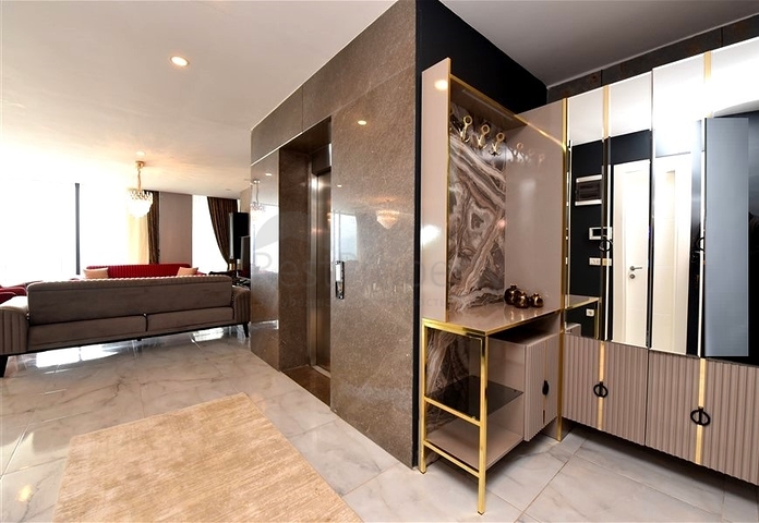 Three-storey 5+1 villa in the very center of Alanya