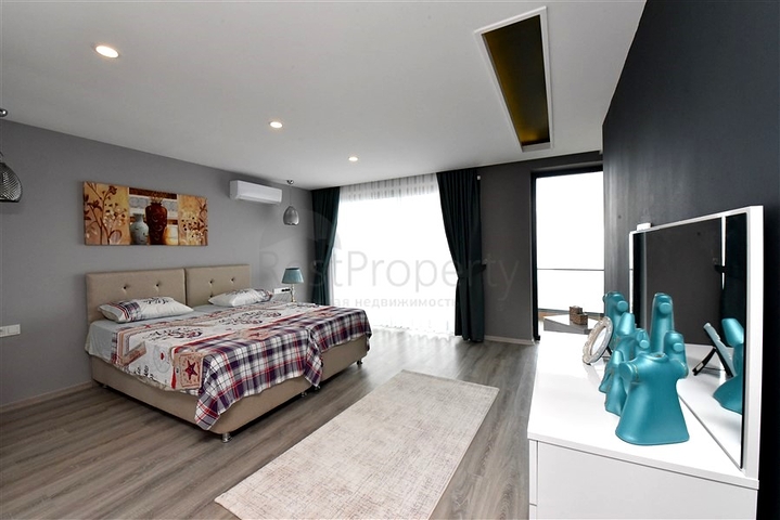 Three-storey 5+1 villa in the very center of Alanya