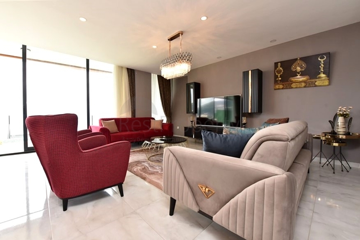 Three-storey 5+1 villa in the very center of Alanya