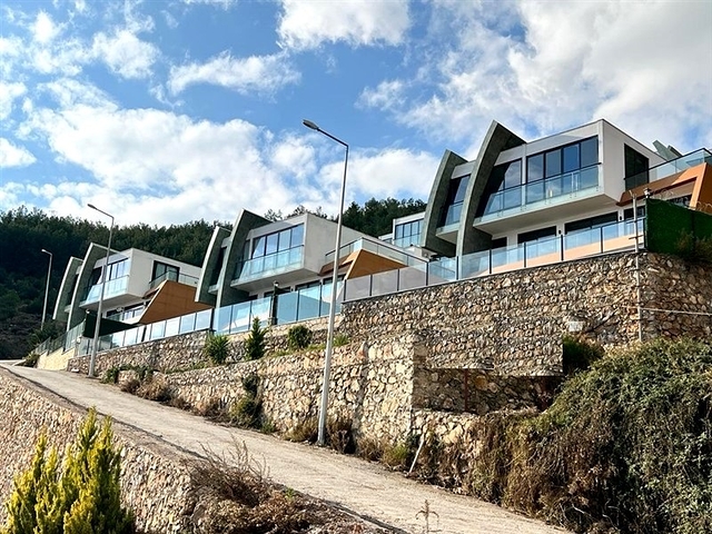 Three-storey 5+1 villa in the very center of Alanya