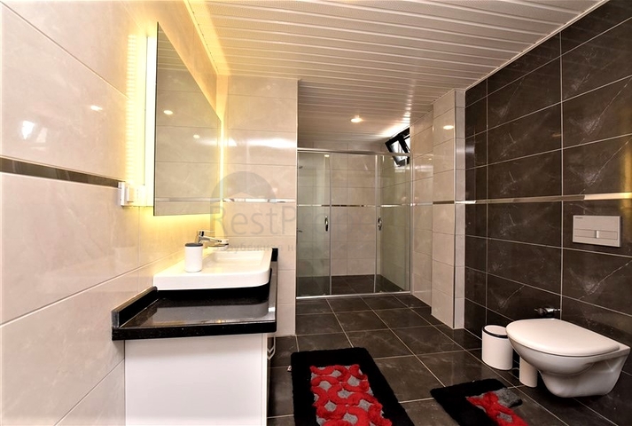 Three-storey 5+1 villa in the very center of Alanya