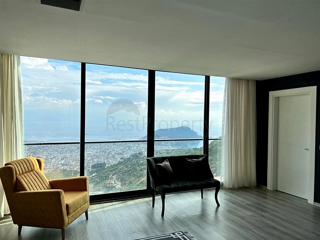 Three-storey 5+1 villa in the very center of Alanya