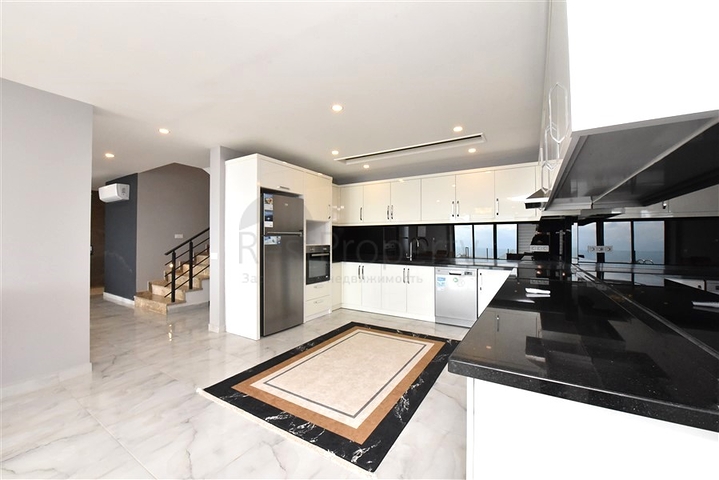 Three-storey 5+1 villa in the very center of Alanya