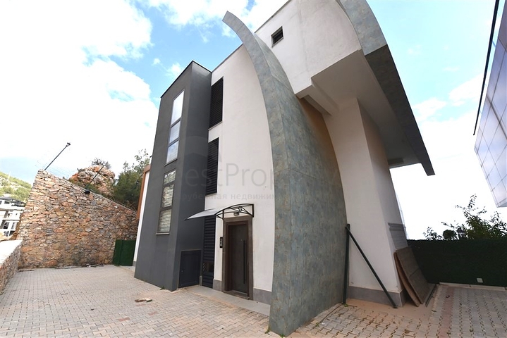 Three-storey 5+1 villa in the very center of Alanya