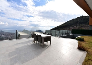 Three-storey 5+1 villa in the very center of Alanya