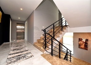 Three-storey 5+1 villa in the very center of Alanya