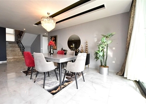 Three-storey 5+1 villa in the very center of Alanya