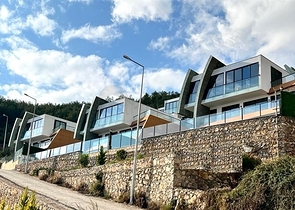 Three-storey 5+1 villa in the very center of Alanya