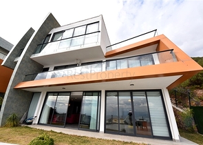 Three-storey 5+1 villa in the very center of Alanya