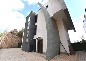 Three-storey 5+1 villa in the very center of Alanya