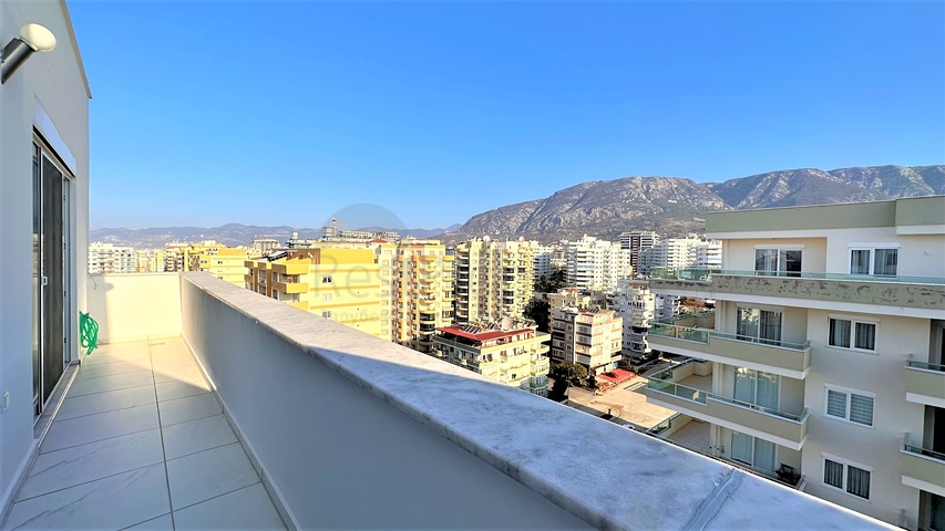 2+1 penthouse in the center of Mahmutlar with mountain view 